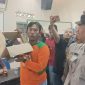 Uang tunai sebesar Rp 210 juta dikembalikan saat audiensi di Balai Desa Tawangharjo, Kecamatan Wedarijaksa, Kabupaten Pati, Kamis (7/11/2024). Foto: Bang Horor