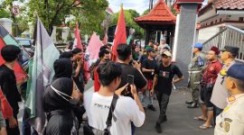 Demontrasi menuntut transparansi pengisian Perades di Kabupaten Pati. Foto: Bang Horor