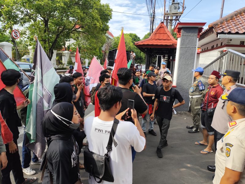 Demontrasi menuntut transparansi pengisian Perades di Kabupaten Pati. Foto: Bang Horor