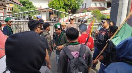 Demontrasi menuntut transparansi pengisian Perades di Kabupaten Pati. Foto: Bang Horor