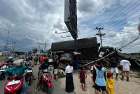 Truk tronton tabrak warung makan di Ngantru, Desa Mustokoharjo, Kecamatan/Kabupaten Pati.  Foto: Dian
