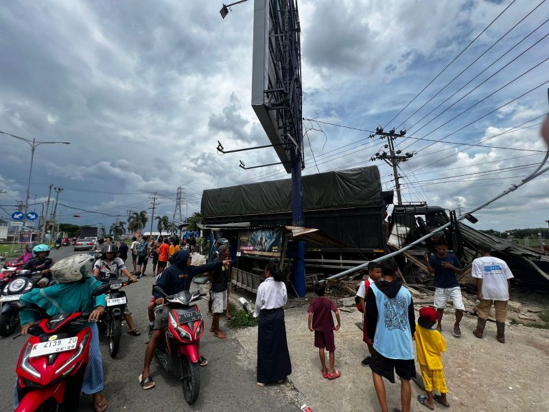 Truk tronton tabrak warung makan di Ngantru, Desa Mustokoharjo, Kecamatan/Kabupaten Pati.  Foto: Dian