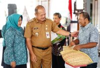 Penjabat (Pj) Bupati Pati, Sujarwanto Dwiatmoko, menyerahkan bantuan di Pendopo Kabupaten Pati, Senin (2/12/2024). Foto: Istimewa