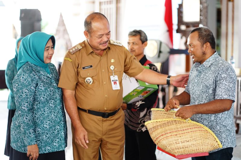 Penjabat (Pj) Bupati Pati, Sujarwanto Dwiatmoko, menyerahkan bantuan di Pendopo Kabupaten Pati, Senin (2/12/2024). Foto: Istimewa