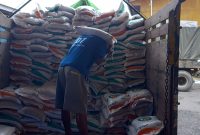 Proses pendistribusian bantuan beras. Foto: Istimewa