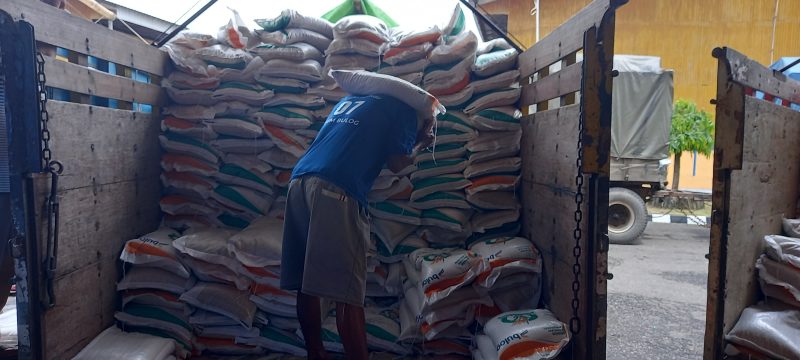 Proses pendistribusian bantuan beras. Foto: Istimewa
