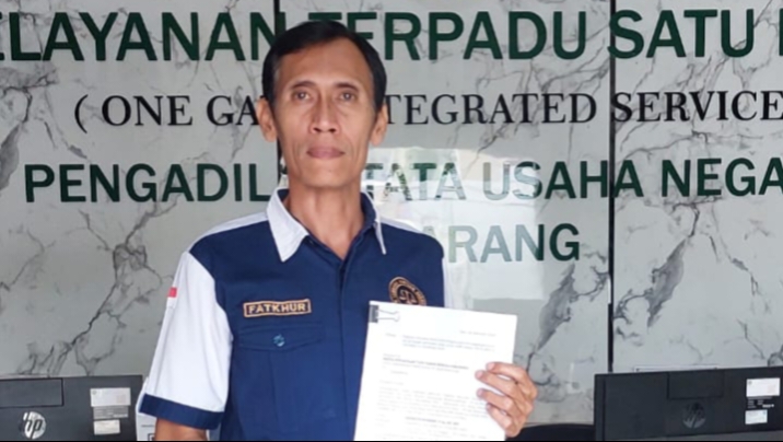 Direktur LBH Joeang Pati, Fatkhur Rahman saat wadul ke PTUN Semarang. foto: Istimewa
