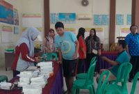 Tim medis memeriksa warga di balai desa. Foto: Bang Horor