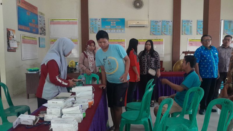 Tim medis memeriksa warga di balai desa. Foto: Bang Horor