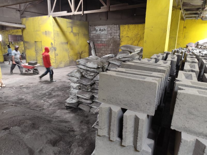 Proses produksi batako berstandar SNI dan ramah lingkungan. Foto: Bang Horor