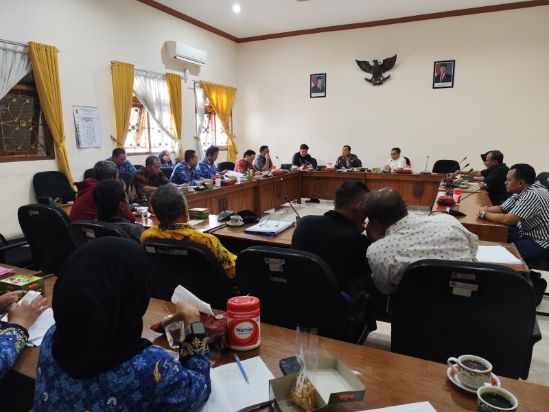 Proses audiensi antara warga Dengkek, DPRD Pati, Inspektorat, dan instansi terkait. Foto: Bang Horor