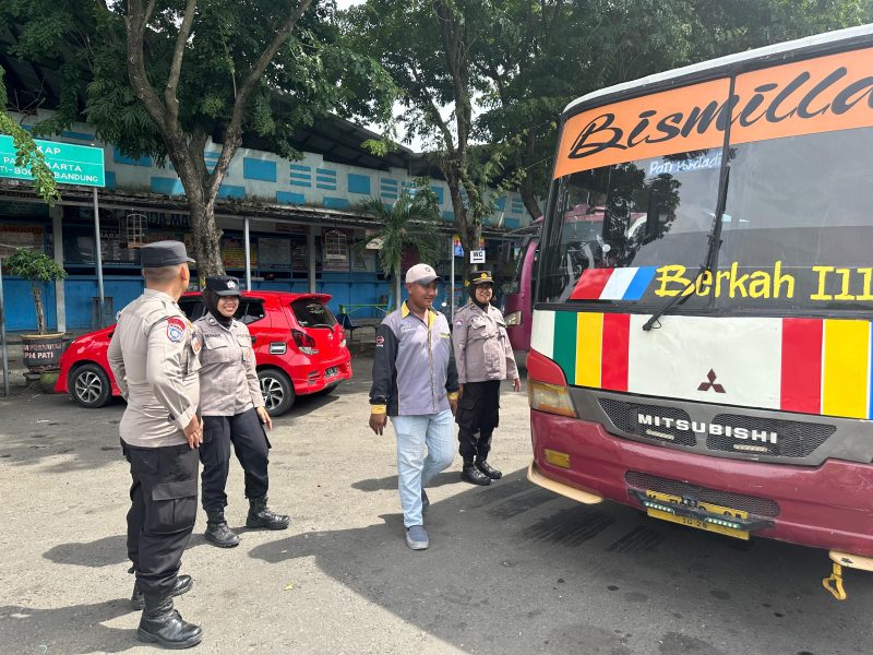 Satuan Lalu Lintas (Satlantas) Polresta Pati bareng Dinas Perhubungan (Dishub) Kabupaten Pati saat memeriksa kendaraan umum. Foto: Polresta Pati
