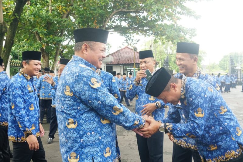 Foto : PJ Bupati Pati Sujarwanto saat apel di halaman di pendopo Kab. Pati 