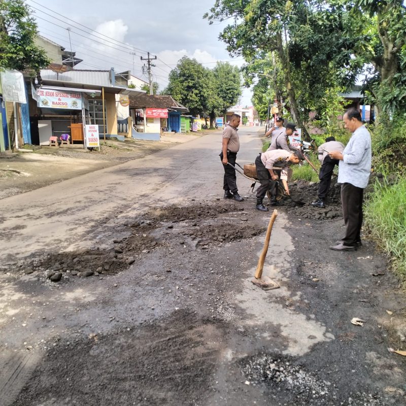 Anggota Polsek Tlogowungu Polresta Pati bersama Koramil 13 Tlogowungu
