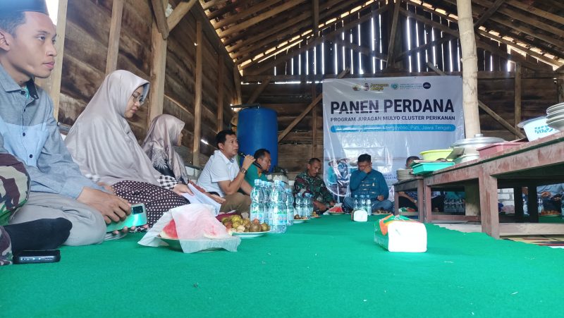 Foto : Dinkop diwakili Kabid UMKM Hendri Kristiyono, SE,MM. Bersama Muspika dan warga