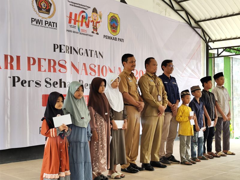 Ketua PWI Kabupaten Pati, Sekda Pati, Kepala Kominfo, menyerahkan santunan anak yatim. Foto: Bang Horor