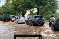 Jalan Pantura Pati-Juwana di titik Desa Gadingrejo, Kecamatan Juwana, Kabupaten Pati, terendam banjir limpasan, Rabu (19/2/2025) sore. Foto: Bang Horor
