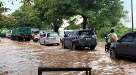 Jalan Pantura Pati-Juwana di titik Desa Gadingrejo, Kecamatan Juwana, Kabupaten Pati, terendam banjir limpasan, Rabu (19/2/2025) sore. Foto: Bang Horor