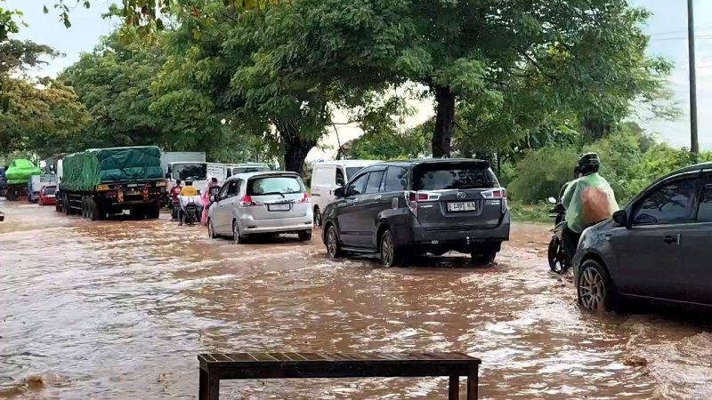 Jalan Pantura Pati-Juwana di titik Desa Gadingrejo, Kecamatan Juwana, Kabupaten Pati, terendam banjir limpasan, Rabu (19/2/2025) sore. Foto: Bang Horor