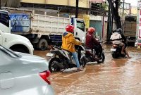Jalan Pantura Pati-Juwana di titik Desa Gadingrejo, Kecamatan Juwana, Kabupaten Pati, terendam banjir limpasan, Rabu (19/2/2025) sore. Foto: Bang Horor