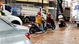 Jalan Pantura Pati-Juwana di titik Desa Gadingrejo, Kecamatan Juwana, Kabupaten Pati, terendam banjir limpasan, Rabu (19/2/2025) sore. Foto: Bang Horor