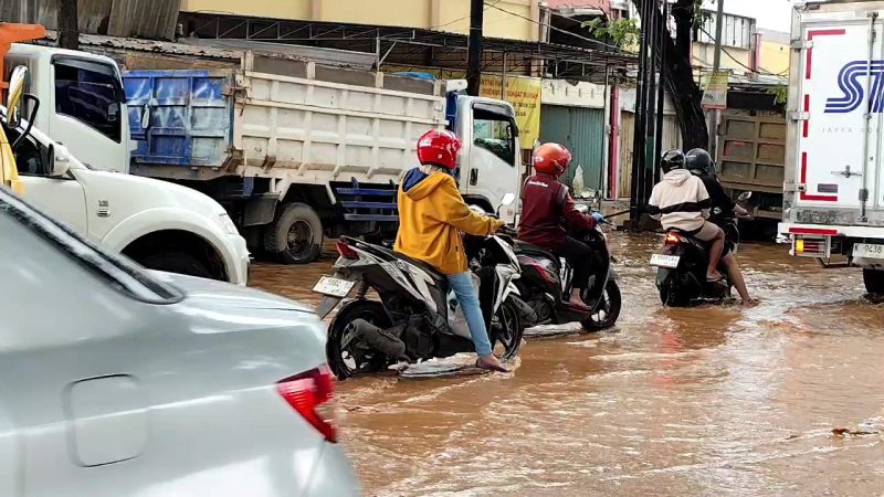 Jalan Pantura Pati-Juwana di titik Desa Gadingrejo, Kecamatan Juwana, Kabupaten Pati, terendam banjir limpasan, Rabu (19/2/2025) sore. Foto: Bang Horor