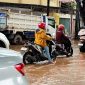 Jalan Pantura Pati-Juwana di titik Desa Gadingrejo, Kecamatan Juwana, Kabupaten Pati, terendam banjir limpasan, Rabu (19/2/2025) sore. Foto: Bang Horor