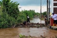 Warga dan pemerintah desa Gadingrejo bergotong-royong membersihkan sampah yang menyumbat Sungai Simo. Foto: Bang Horor