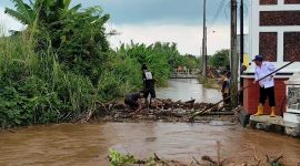Warga dan pemerintah desa Gadingrejo bergotong-royong membersihkan sampah yang menyumbat Sungai Simo. Foto: Bang Horor