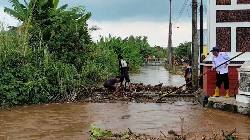 Warga dan pemerintah desa Gadingrejo bergotong-royong membersihkan sampah yang menyumbat Sungai Simo. Foto: Bang Horor