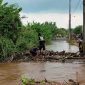 Warga dan pemerintah desa Gadingrejo bergotong-royong membersihkan sampah yang menyumbat Sungai Simo. Foto: Bang Horor