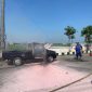 Petugas Damkar Pati menjinakkan api mobil terbakar di depan SPBU Bumirejo, Kecamatan Margorejo, Kabupaten Pati. Foto: Bang Horor