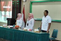 Kepala Bidang (Kabid) Kesehatan Masyarakat Dinkes Kabupaten Pati, Etty Irianingrum, saat memberikan pelatihan penjamah makanan SPPG Winong, Yayasan Berkah Lancar Indonesia.