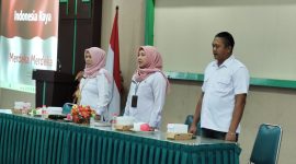 Kepala Bidang (Kabid) Kesehatan Masyarakat Dinkes Kabupaten Pati, Etty Irianingrum, saat memberikan pelatihan penjamah makanan SPPG Winong, Yayasan Berkah Lancar Indonesia.
