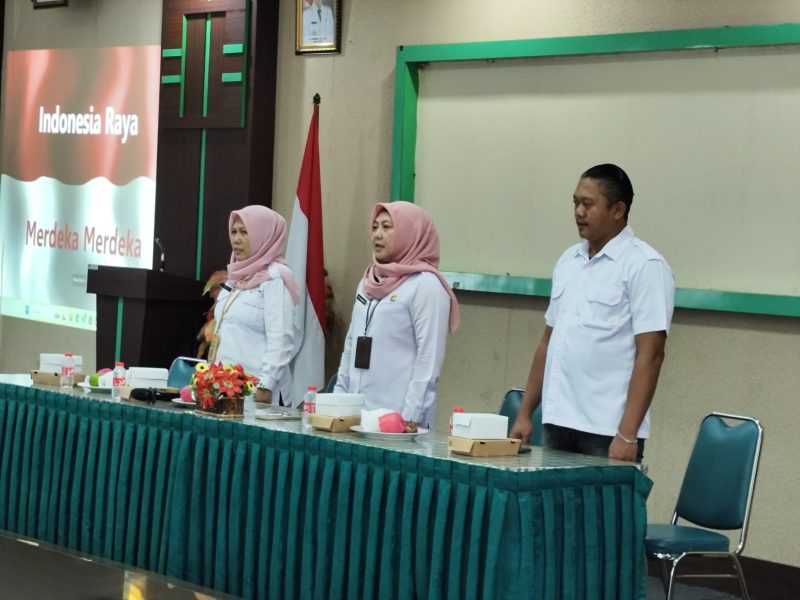 Kepala Bidang (Kabid) Kesehatan Masyarakat Dinkes Kabupaten Pati, Etty Irianingrum, saat memberikan pelatihan penjamah makanan SPPG Winong, Yayasan Berkah Lancar Indonesia.