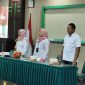Kepala Bidang (Kabid) Kesehatan Masyarakat Dinkes Kabupaten Pati, Etty Irianingrum, saat memberikan pelatihan penjamah makanan SPPG Winong, Yayasan Berkah Lancar Indonesia.