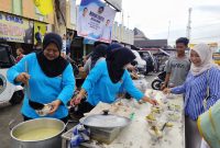 Foto: Masyarakat nampak antusias menikmati makan gratis dari Yayasan BLI dan SPPG Winong 01 Pati, Sabtu (27/12/2025).