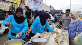 Foto: Masyarakat nampak antusias menikmati makan gratis dari Yayasan BLI dan SPPG Winong 01 Pati, Sabtu (27/12/2025).