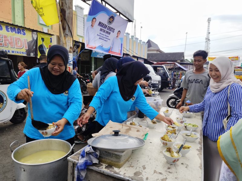 Foto: Masyarakat nampak antusias menikmati makan gratis dari Yayasan BLI dan SPPG Winong 01 Pati, Sabtu (27/12/2025).